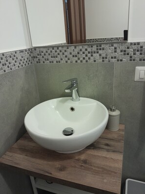 Douche, sèche-cheveux, bidet, serviettes fournies