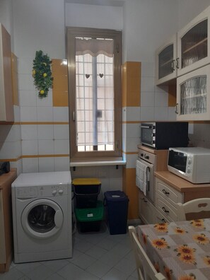 Réfrigérateur, micro-ondes, plaque de cuisson, cafetière/bouilloire
