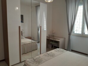 1 chambre, bureau, fer et planche à repasser, Wi-Fi gratuit