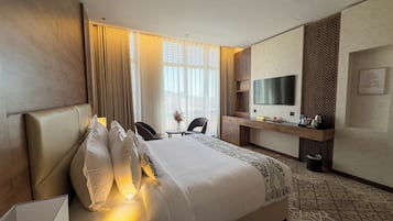 Suite | Blackout drapes, soundproofing, iron/ironing board, WiFi (free)