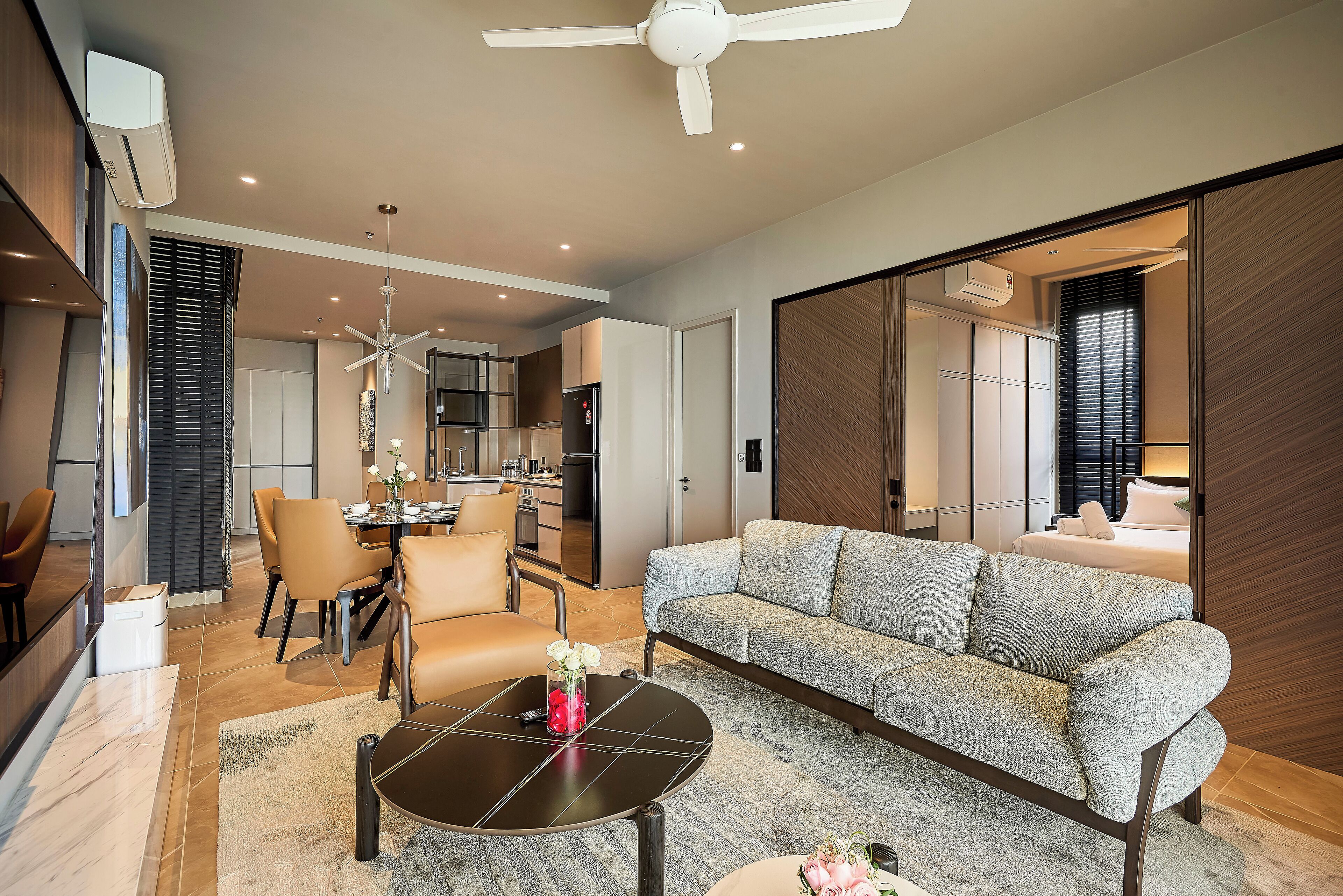 Suite, 3 habitaciones, vista a la montaña | Área de sala de estar