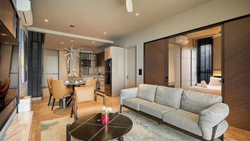 Suite, 3 habitaciones, vista a la montaña | Área de sala de estar