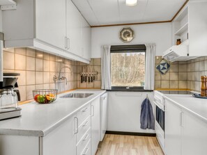 Fridge, microwave, dishwasher, cookware/dishes/utensils