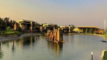 Ein Resort mit modernen Gebäuden, einer zentralen Wasserspiele und einem angelegten Garten.