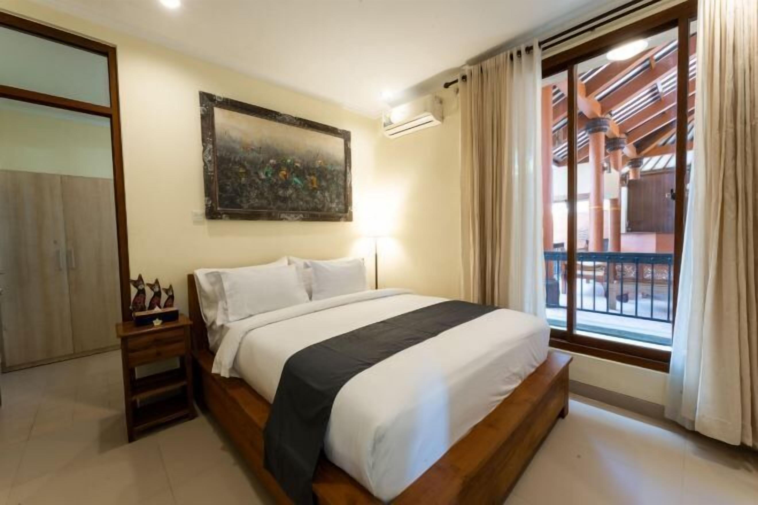 Minibar, desk, laptop workspace, blackout drapes