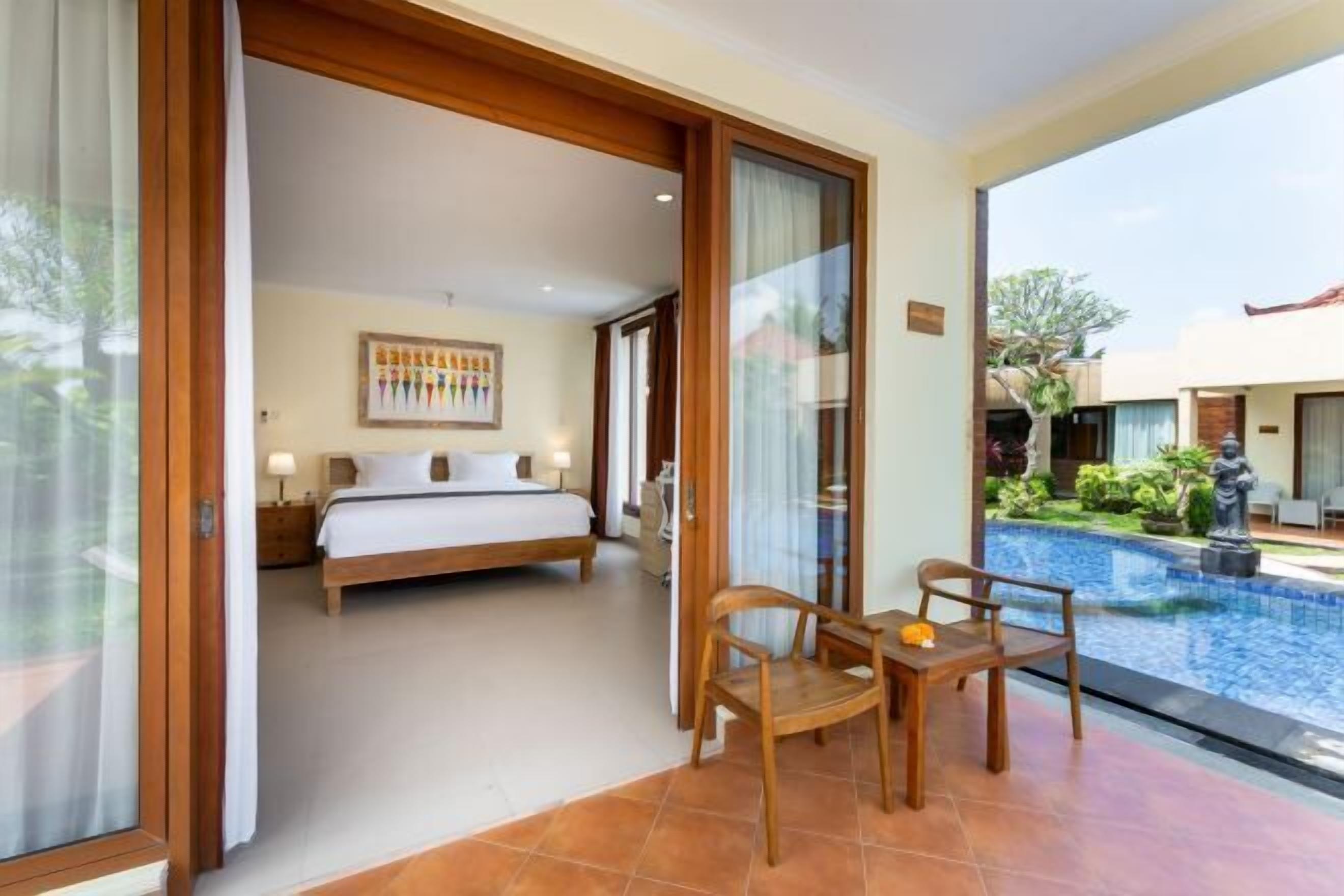 Minibar, desk, laptop workspace, blackout drapes