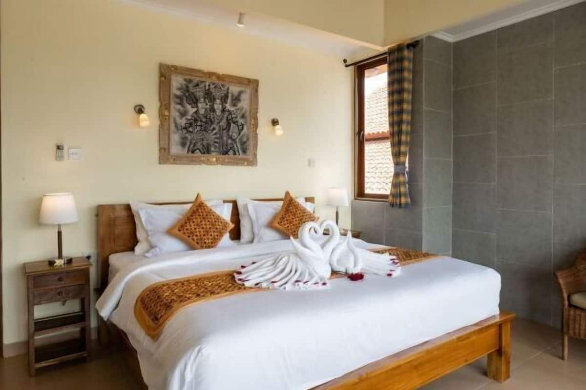 Minibar, desk, laptop workspace, blackout drapes