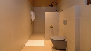 A modern bathroom with a shower, toilet, and a towel rack. - Gangtey Pinewood Resort (Wangdue Phodrang)