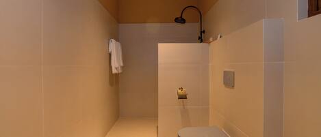 Un baño moderno con ducha, inodoro y toallero.
