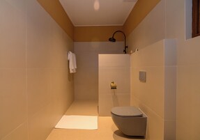Minibar, caja de seguridad en la habitación y escritorio 