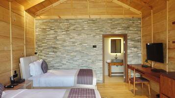 Deluxe-Doppel- oder -Zweibettzimmer, Balkon, Bergblick | Minibar, Zimmersafe, Schreibtisch, laptopgeeigneter Arbeitsplatz