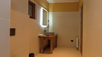 Deluxe-Doppel- oder -Zweibettzimmer, Balkon, Bergblick | Badezimmer | Dusche, kostenlose Toilettenartikel, Haartrockner, Hausschuhe