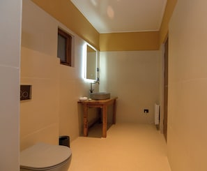 Deluxe-Doppel- oder -Zweibettzimmer, Balkon, Bergblick | Badezimmer | Dusche, kostenlose Toilettenartikel, Haartrockner, Hausschuhe