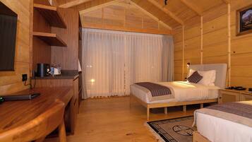 Deluxe-Doppel- oder -Zweibettzimmer, Balkon, Bergblick | Minibar, Zimmersafe, Schreibtisch, laptopgeeigneter Arbeitsplatz