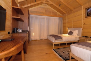Deluxe-Doppel- oder -Zweibettzimmer, Balkon, Bergblick | Minibar, Zimmersafe, Schreibtisch, laptopgeeigneter Arbeitsplatz