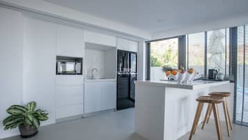 Fridge, microwave, oven, coffee/tea maker