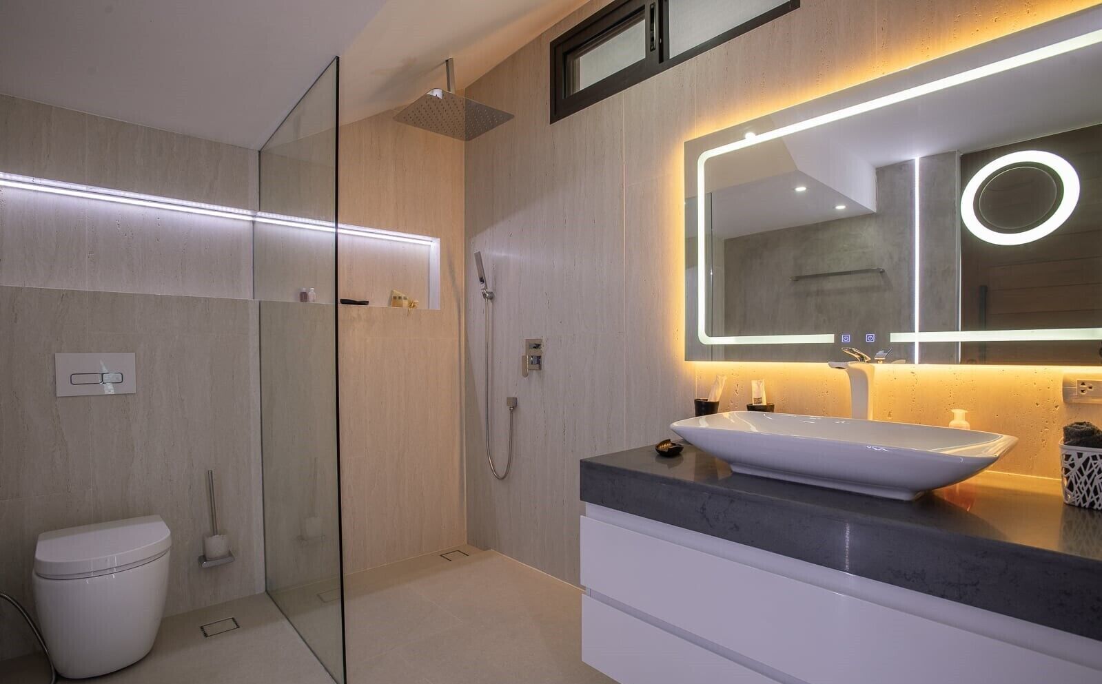 Dusche, Haartrockner, Bidet, Handtücher
