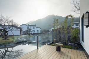 Quarto casal superluxo, vista para o jardim | Cofres nos quartos, cortinas blackout, Wi-Fi de cortesia