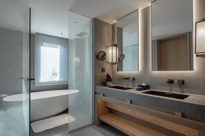 Habitación doble superior, vista al jardín | Baño | Secadora de cabello, pantuflas, toallas, jabón 