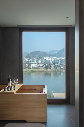 Doppia Luxury, vista fiume | Una cassaforte in camera, tende oscuranti, Wi-Fi gratuito