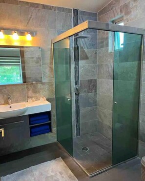 Serviettes fournies, savon, papier toilette