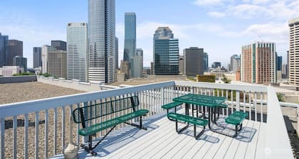 2BR Designer Condo, Free Parking, Convention Ctr