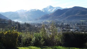 Un pueblo ubicado entre montañas, con edificios y vegetación a la vista.
