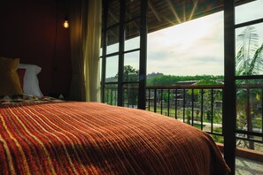 Familien-Doppelzimmer, Mehrere Betten, Balkon, Gartenblick | Blick auf den Garten