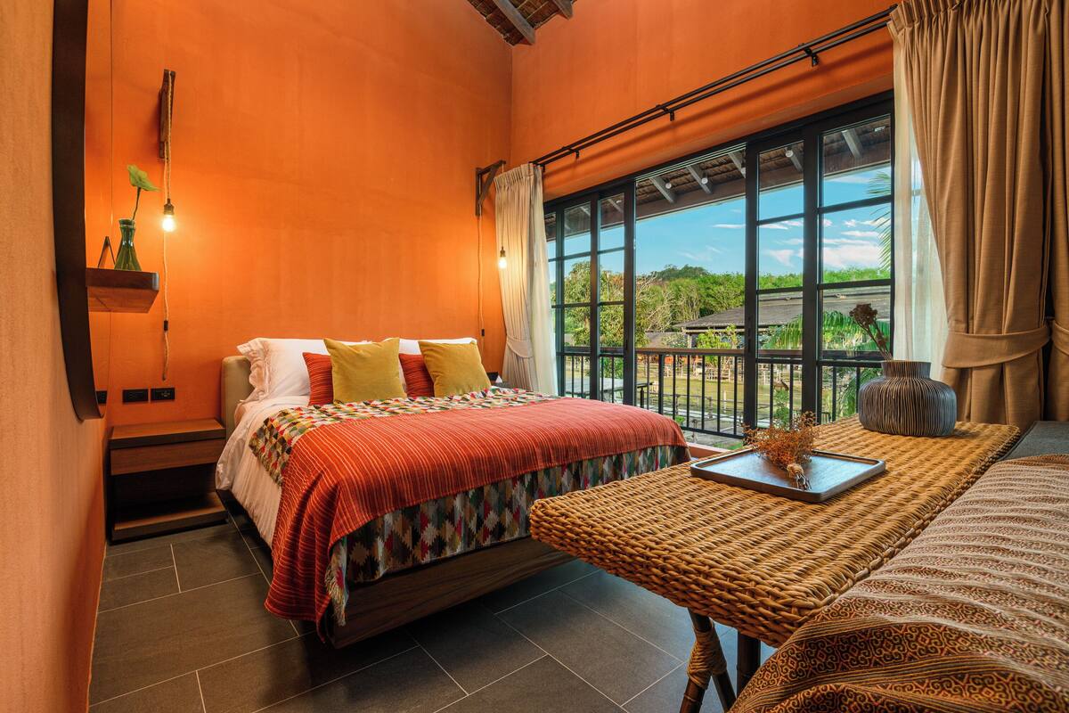 Familjerum för fyra - flera sängar - balkong - utsikt mot trädgården | Sängtillbehör av högsta kvalitet och värdeförvaringsskåp på rummet