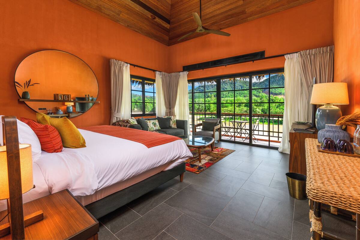 Ropa de cama de alta calidad y caja de seguridad en la habitación