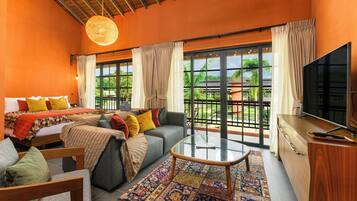 Familie tweepersoonskamer, meerdere bedden, balkon, uitzicht op tuin | Woonruimte | Een 55-inch ledtelevisie met digitale zenders