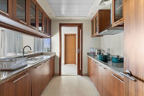 Een koelkast, een magnetron, een oven, een kookplaat