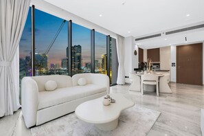 TV - Luxury 1BR in Business Bay with Burj Khalifa Views, Balcony, Pool and Gym Access (Dubai)