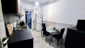 KĂŒhlschrank, Mikrowelle, Ofen, GeschirrspĂŒler