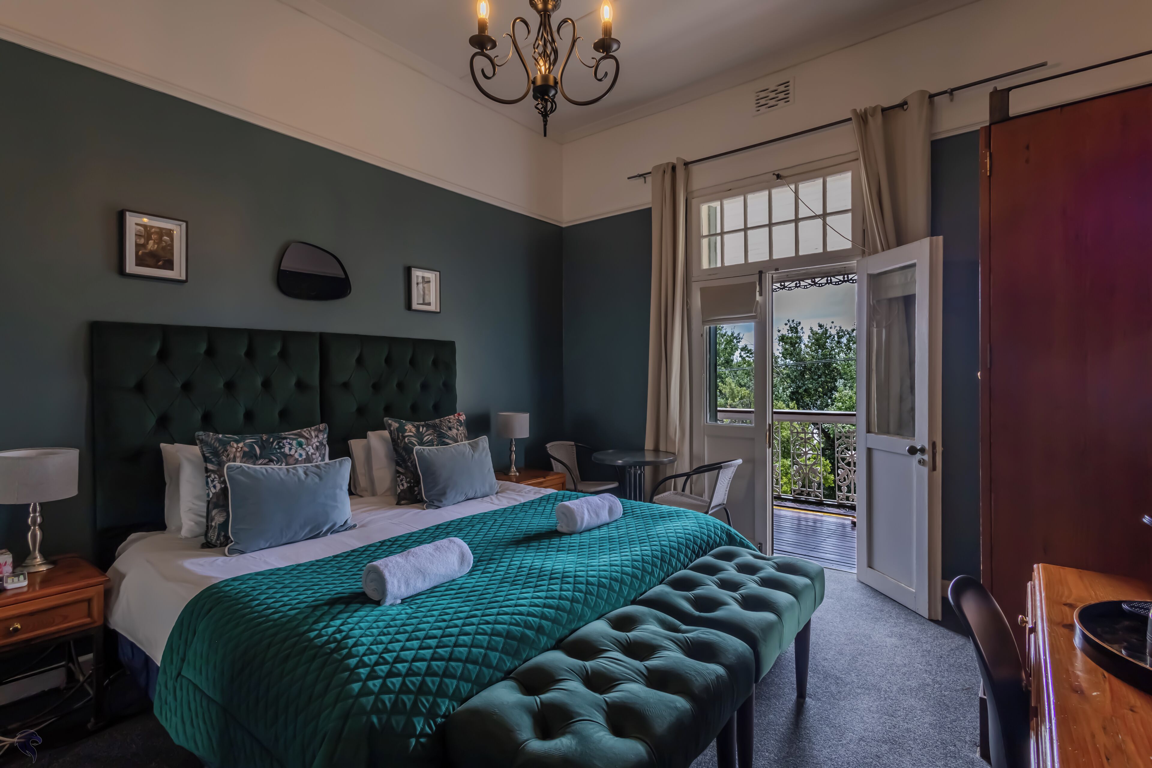 Camas con pillow-top, decoración personalizada y muebles diferentes 