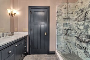 Bathroom - Cozy Craftsmen (Black Mountain)