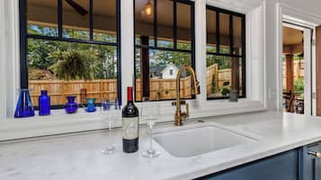 Signature House, 2 Bedrooms, Non Smoking, Patio | Private kitchen | Fridge, microwave, oven, stovetop