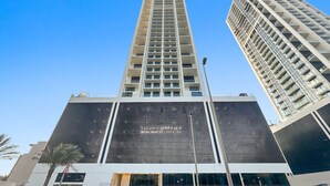 Un edificio moderno con una gran pantalla digital en la fachada.