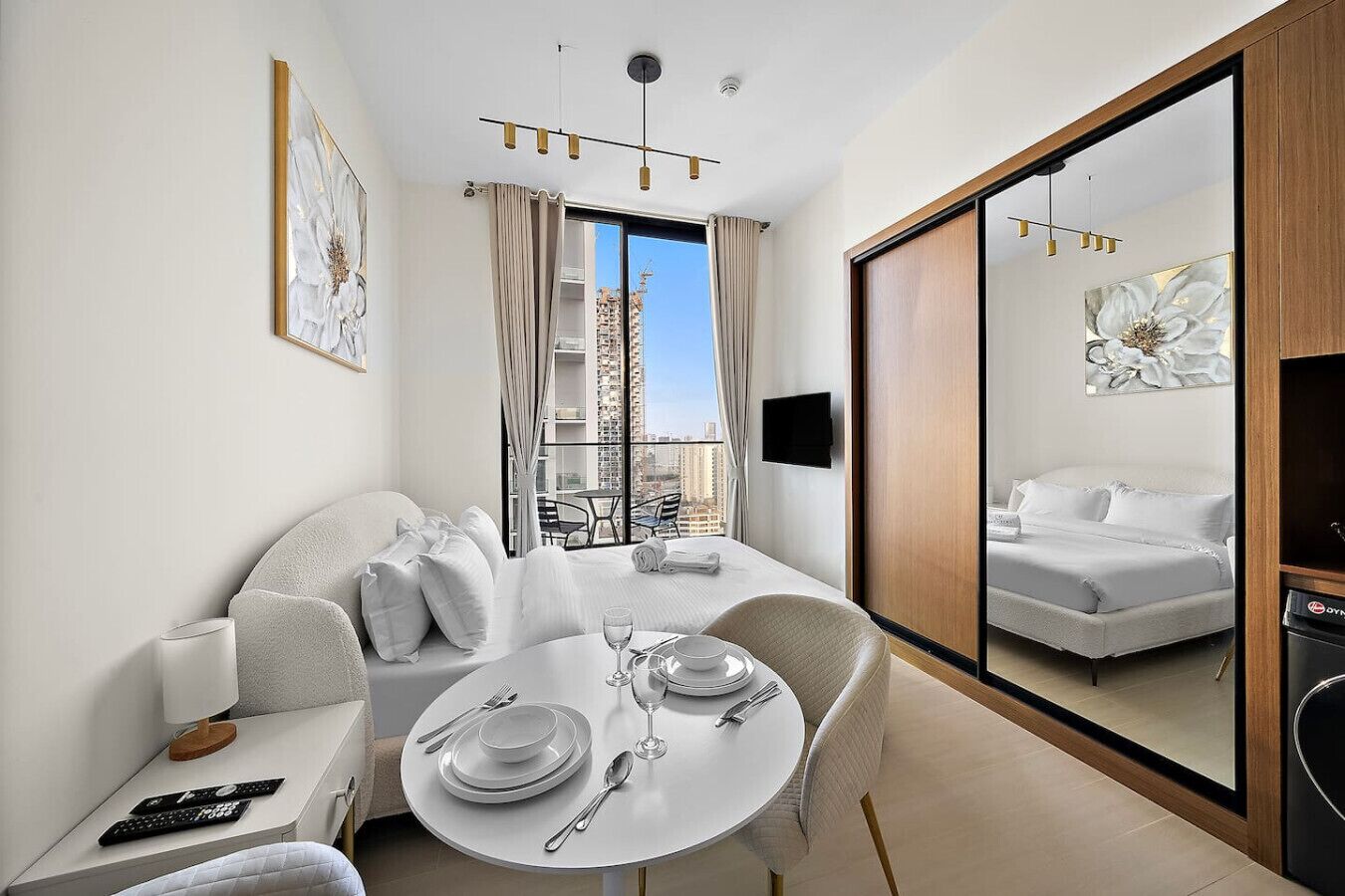 Een strijkplank/strijkijzer, wifi, beddengoed