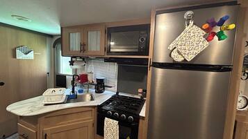 Kühlschrank, Mikrowelle, Wasserkocher mit Kaffee-/Teezubehör, Toaster