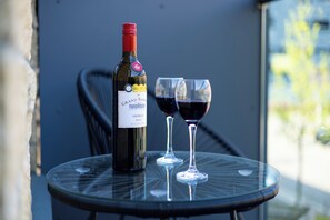 A bottle of wine and two glasses on a glass table. - Wakefield Westgate Station - 2 Bed 2 Bath (Wakefield)