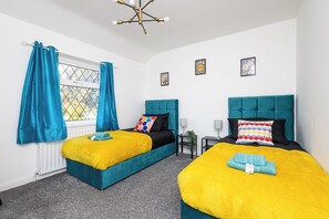 4 bedrooms, desk, iron/ironing board, free WiFi - Leeds 4 Bed 2 Bath With Parking (Leeds)