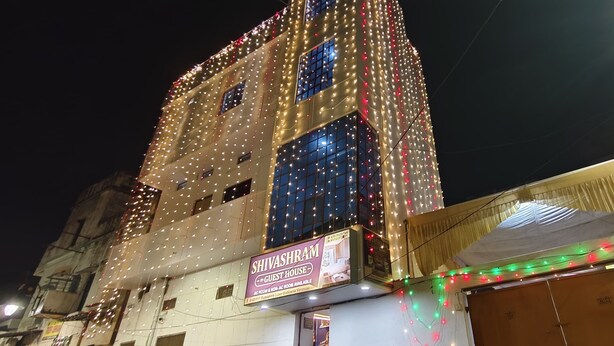 A building with a sign advertising a guest house. - Shivashram Guest House (Varanasi)