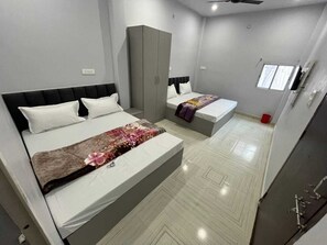 Deluxe Double Room | Soundproofing, bed sheets