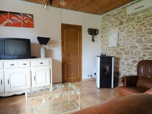 House | Living room - Holiday Home in Ploumilliau With Barbecue (Ploumilliau)