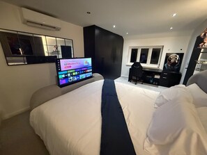 3 bedrooms, desk, iron/ironing board, WiFi