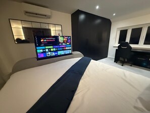 3 bedrooms, desk, iron/ironing board, WiFi