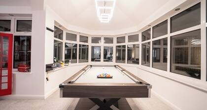 Luxury Retreat, Hot tub, SuperKing Massage Bed, Tesla
Warner bros, Contractors!