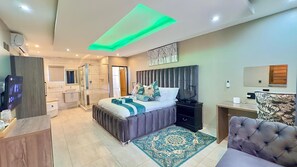 In-room safe, desk, laptop workspace, iron/ironing board - Nyamankulu Guest Lodge (Dingleydale)