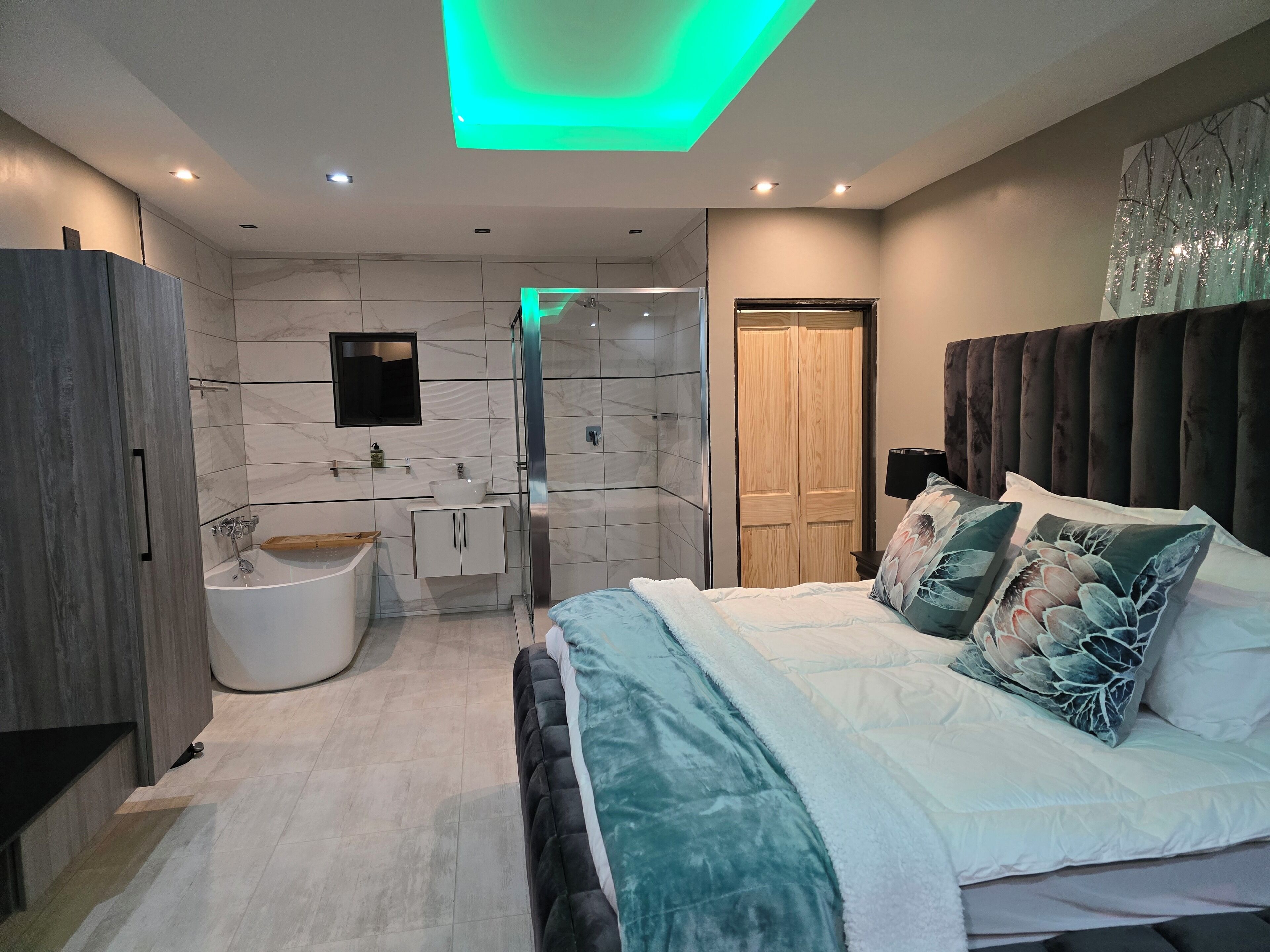 Executive Suite | Bathroom | Separate bathtub and shower, towels, soap, shampoo